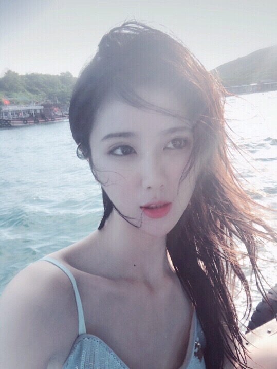 中分发型美女自拍照图片