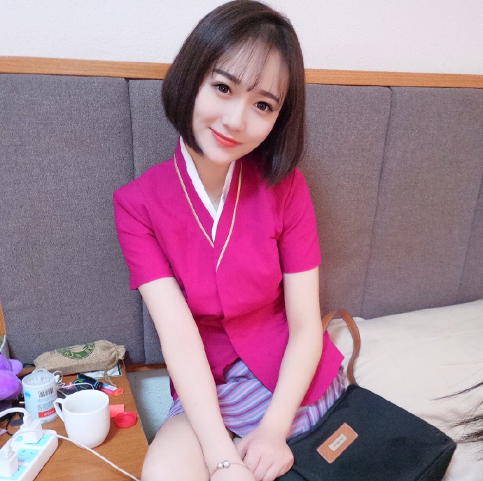 高颜值清纯美女短发空姐图片 3