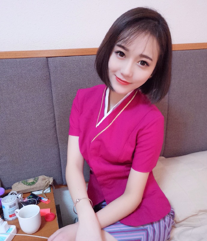 高颜值清纯美女短发空姐图片 4