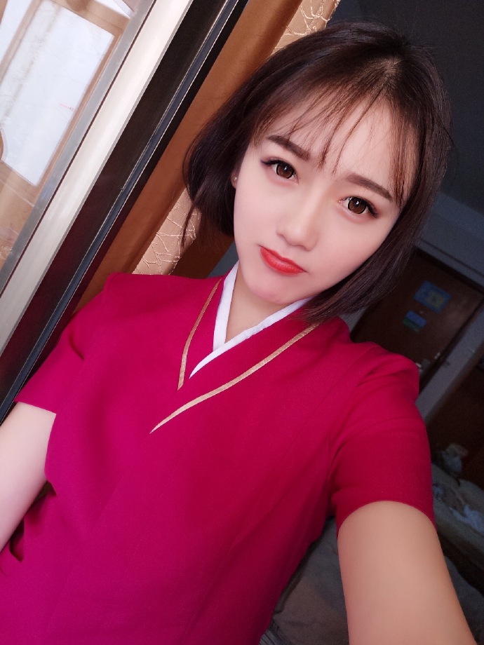高颜值清纯美女短发空姐图片 9