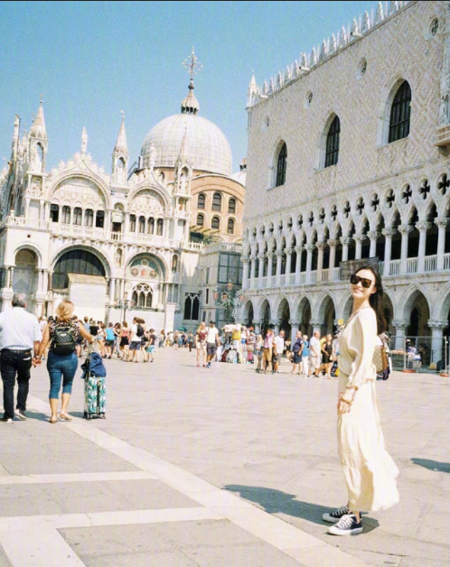 中国美女图片 街拍美女倪妮初秋旅游拍照姿势图 3