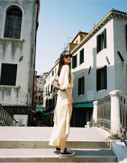 中国美女图片 街拍美女倪妮初秋旅游拍照姿势图 4