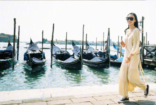 中国美女图片 街拍美女倪妮初秋旅游拍照姿势图 5