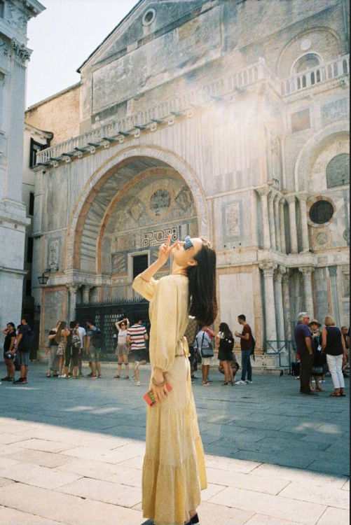中国美女图片 街拍美女倪妮初秋旅游拍照姿势图 6