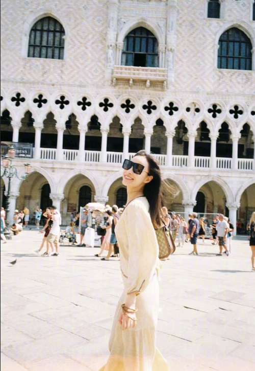 中国美女图片 街拍美女倪妮初秋旅游拍照姿势图 10