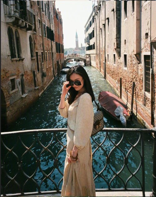 中国美女图片 街拍美女倪妮初秋旅游拍照姿势图 13