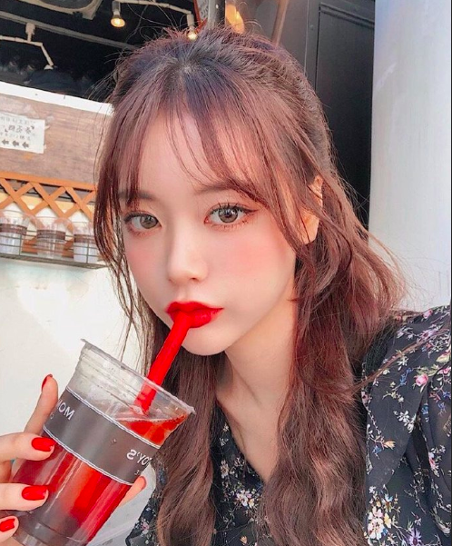 可爱的网红嫩模美女自拍照图片