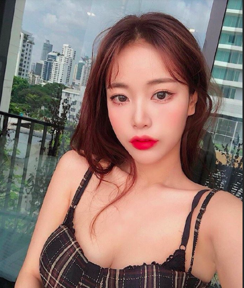 可爱的网红嫩模美女自拍照图片 3