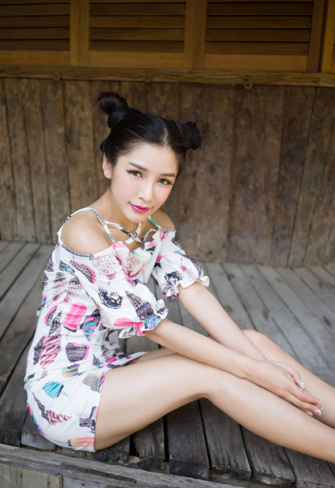 清纯美女图片 清纯少女戴小唯哪吒发型可爱图片 4