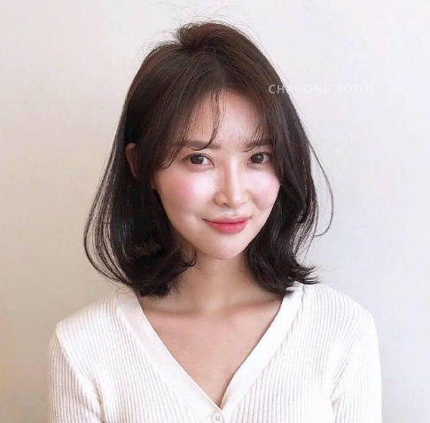 浓浓女人味的自然卷发美女图片