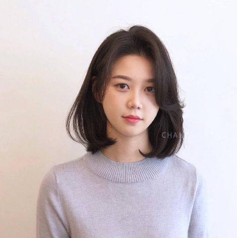 浓浓女人味的自然卷发美女图片