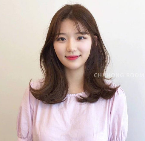 浓浓女人味的自然卷发美女图片 4