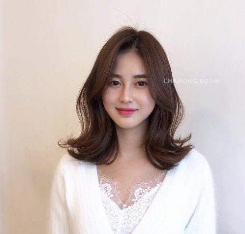 浓浓女人味的自然卷发美女图片 5