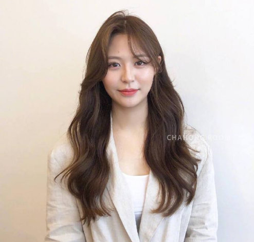 浓浓女人味的自然卷发美女图片 7