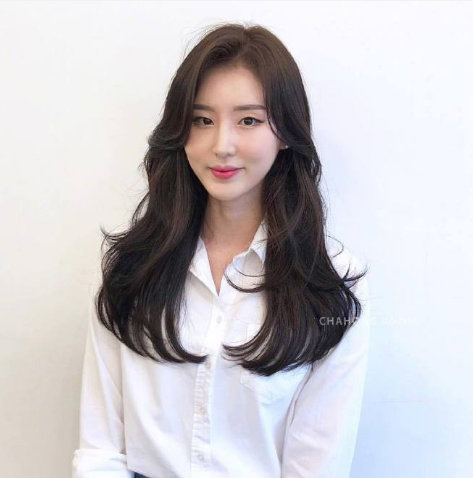 浓浓女人味的自然卷发美女图片 8