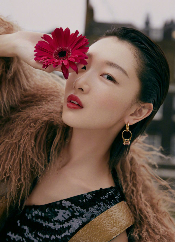 中国美女图片 谋女郎周冬雨亮片裙配人造皮草时 2