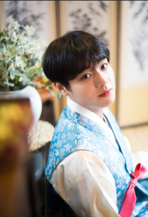 穿着韩服的俊秀男子朴志训高清照片 韩国男明星 4