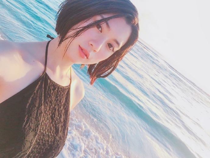 日本美女模特三吉彩花生活自拍照图片 2