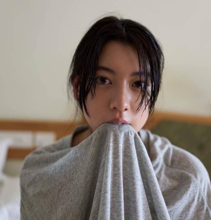 日本美女模特三吉彩花生活自拍照图片 6