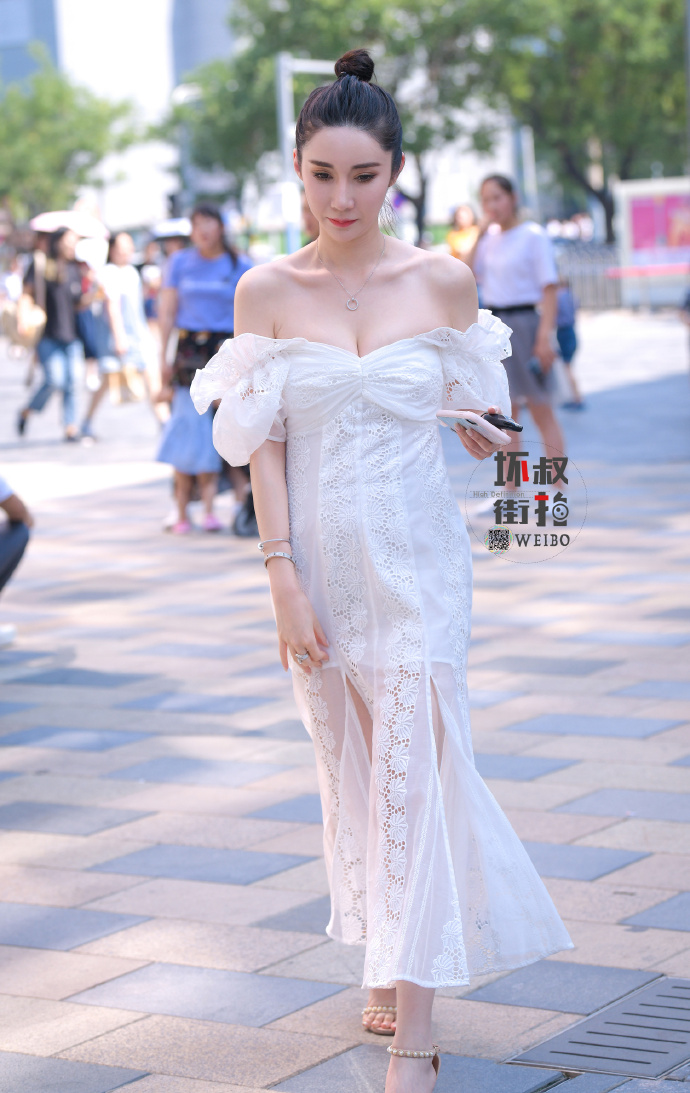 美丽白皙的长裙小姐姐街拍美女图片 4