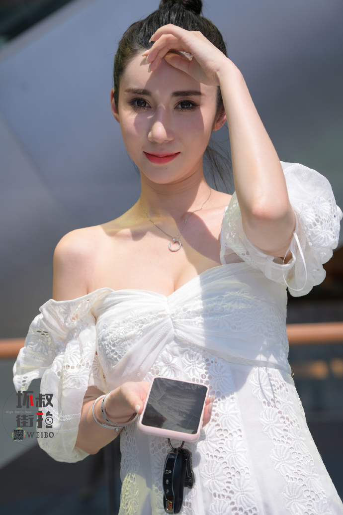 美丽白皙的长裙小姐姐街拍美女图片 7
