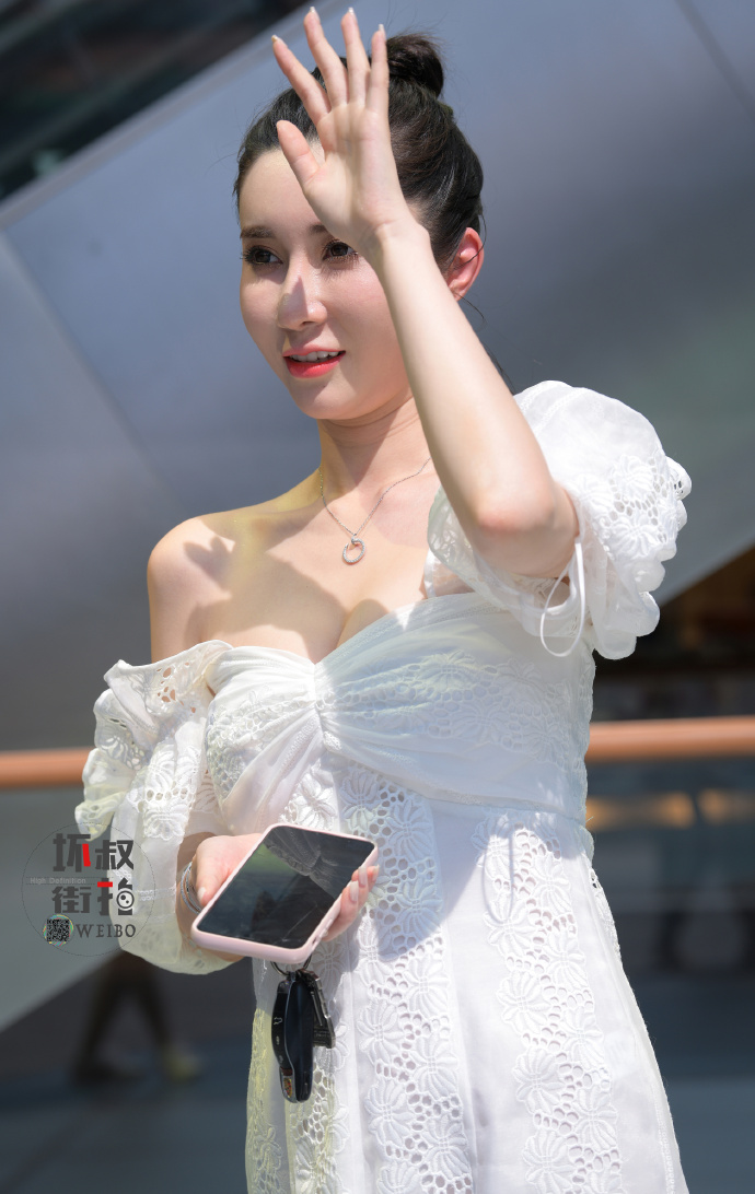 美丽白皙的长裙小姐姐街拍美女图片 8