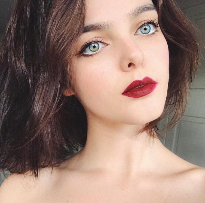 欧美美女图片 爱尔兰美女Laura Ogrady漂亮的眼睛图 2