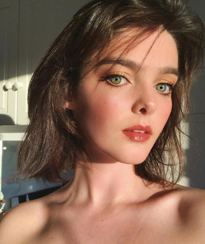 欧美美女图片 爱尔兰美女Laura Ogrady漂亮的眼睛图 8