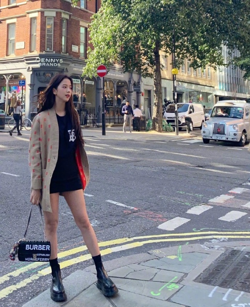 韩国美女金智秀Jisoo私服街拍照片 3