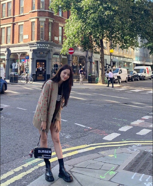 韩国美女金智秀Jisoo私服街拍照片 4