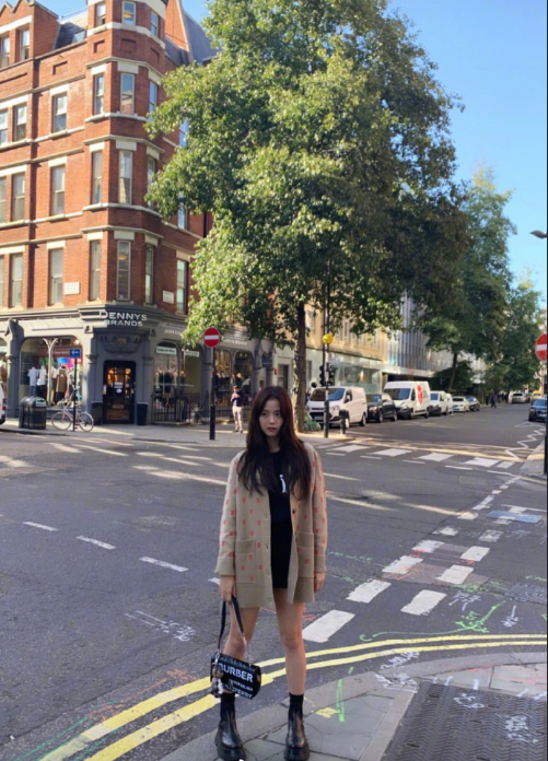 韩国美女金智秀Jisoo私服街拍照片 5