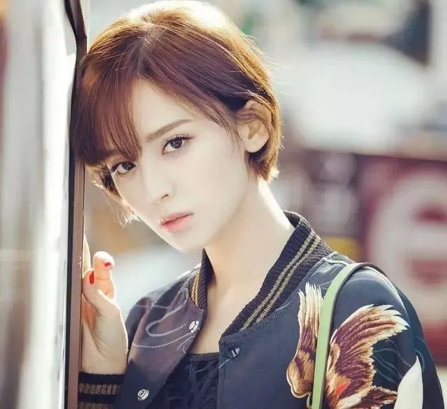 新疆美女图片 中国女明星古力娜扎短发造型很可 4