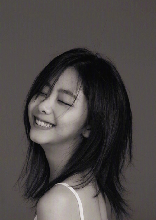 四川美女图片 中国女明星谭松韵黑白写真照 2