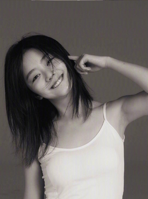 四川美女图片 中国女明星谭松韵黑白写真照 3