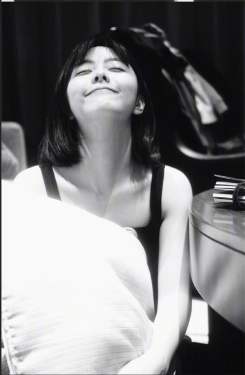 四川美女图片 中国女明星谭松韵黑白写真照 4