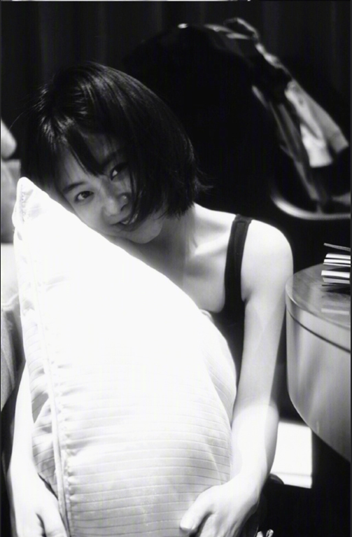 四川美女图片 中国女明星谭松韵黑白写真照 5