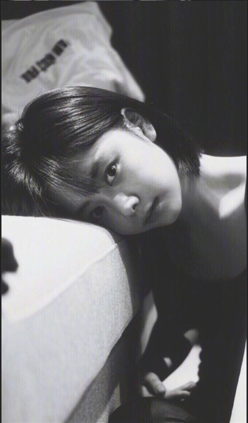 四川美女图片 中国女明星谭松韵黑白写真照 6