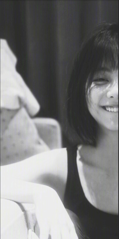 四川美女图片 中国女明星谭松韵黑白写真照 8