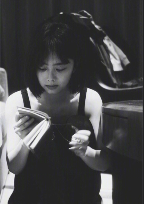 四川美女图片 中国女明星谭松韵黑白写真照 9