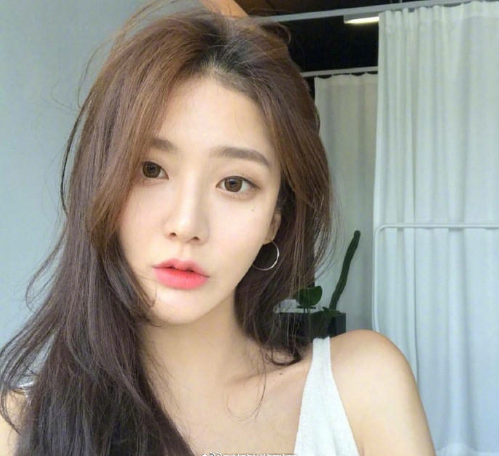 女神标配的慵懒风中长发美女自拍照图片