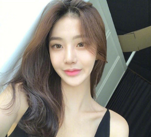 女神标配的慵懒风中长发美女自拍照图片 5
