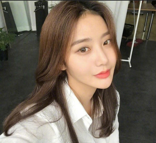 女神标配的慵懒风中长发美女自拍照图片 6