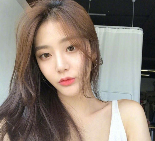 女神标配的慵懒风中长发美女自拍照图片 8