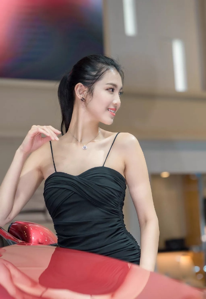 笑容甜美女孩图片 汽车模特图片 2