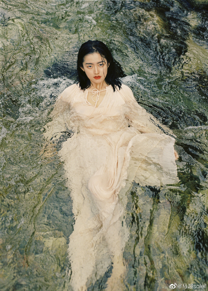 网红网络美女模特湿身写真图片 3