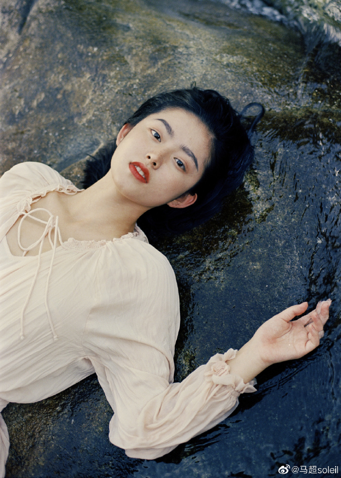 网红网络美女模特湿身写真图片 5