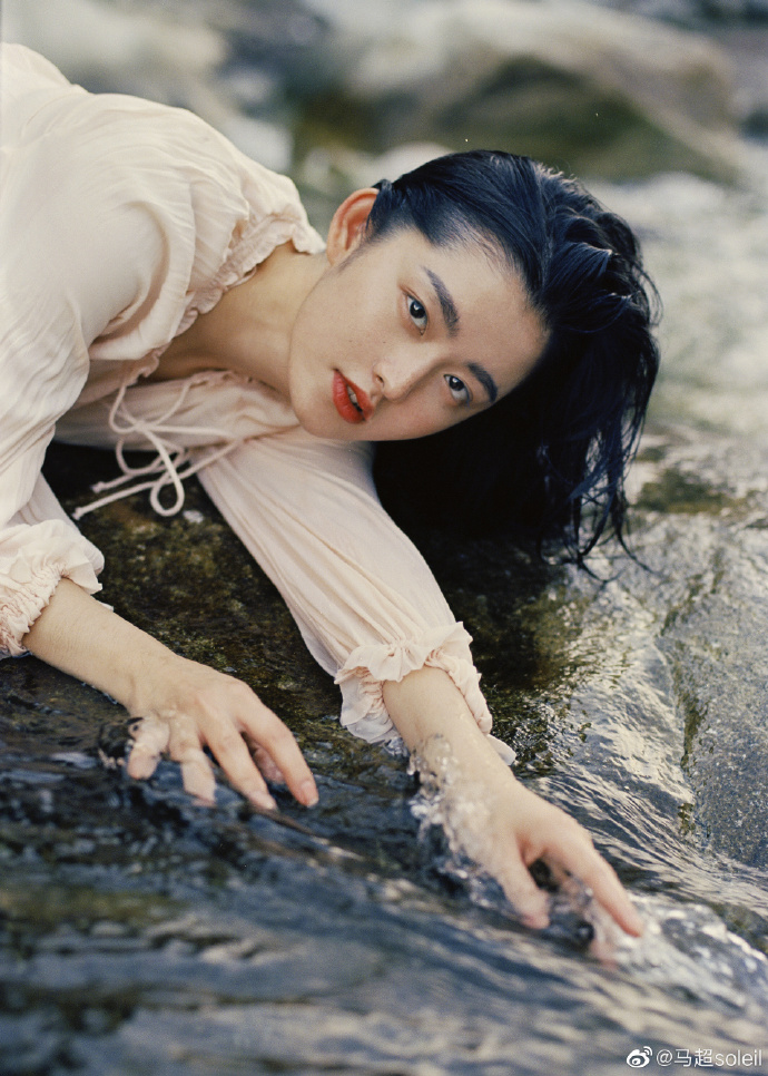 网红网络美女模特湿身写真图片 9