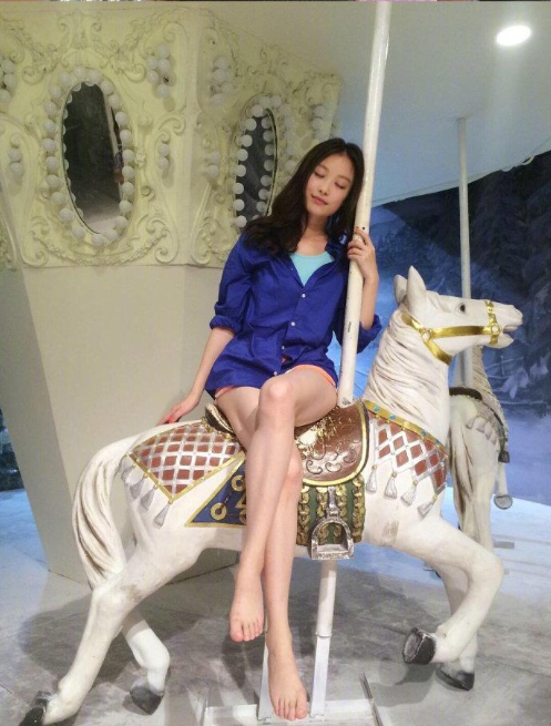 好看的女明星倪妮旅行拍照姿势图片 15