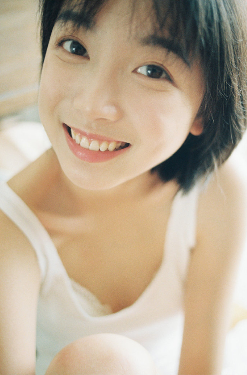 细皮嫩肉的阳光小美女图片 5