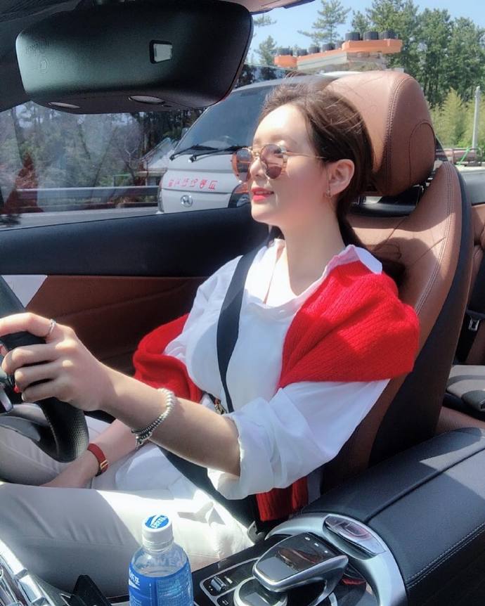 跑车里的气质美女自拍照图片